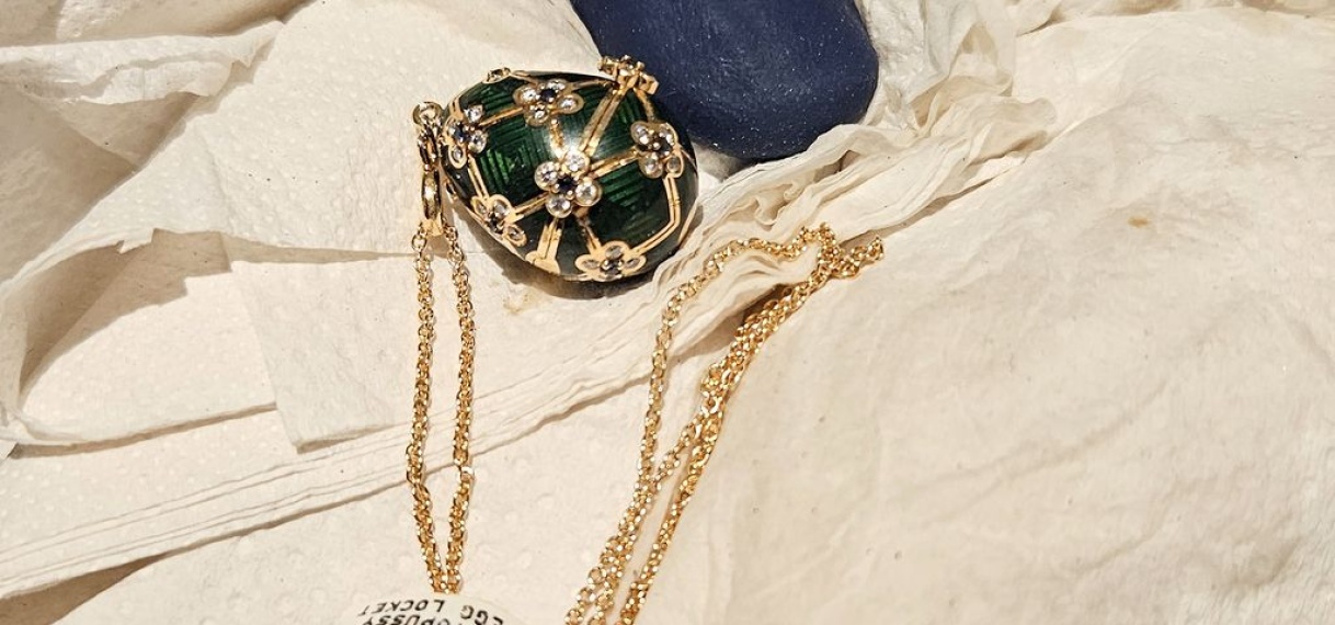 UPDATE: Dief poept ingeslikte dure Fabergé-hanger na zes dagen uit op politiebureau