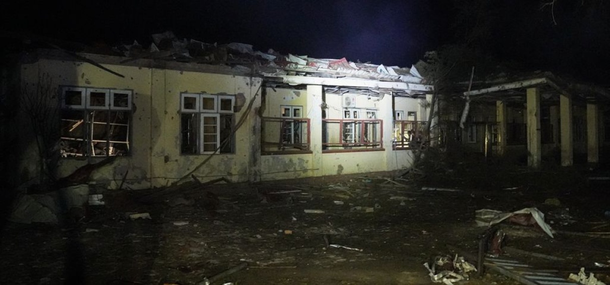 ‘Luchtaanval eist tietallen doden door regeringsleger op ziekenhuis’