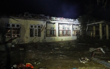 ‘Luchtaanval eist tietallen doden door regeringsleger op ziekenhuis’