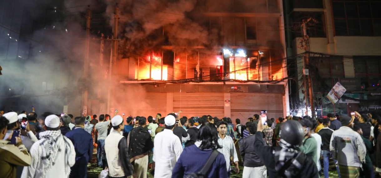 Hevige rellen in Bangladesh na dood leider studentenprotest