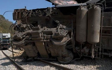 Trein Mexico ontspoort en kantelt: 13 doden