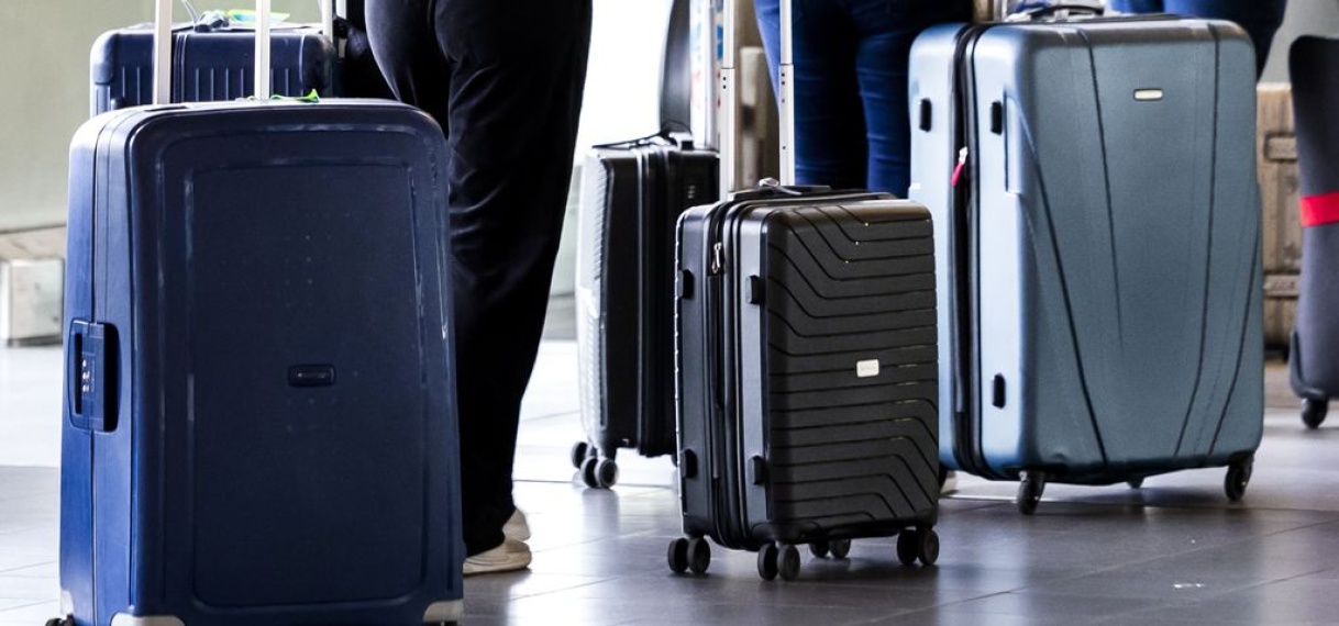 Duizenden reizigers vertrekken zonder koffer door storing op Schiphol