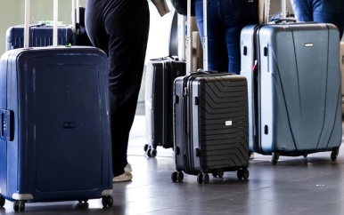 Duizenden reizigers vertrekken zonder koffer door storing op Schiphol