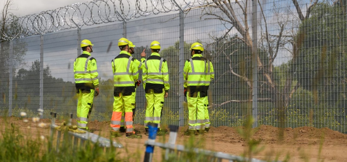 Letland voltooit bouw ruim 280 kilometer lang hek bij grens met Rusland