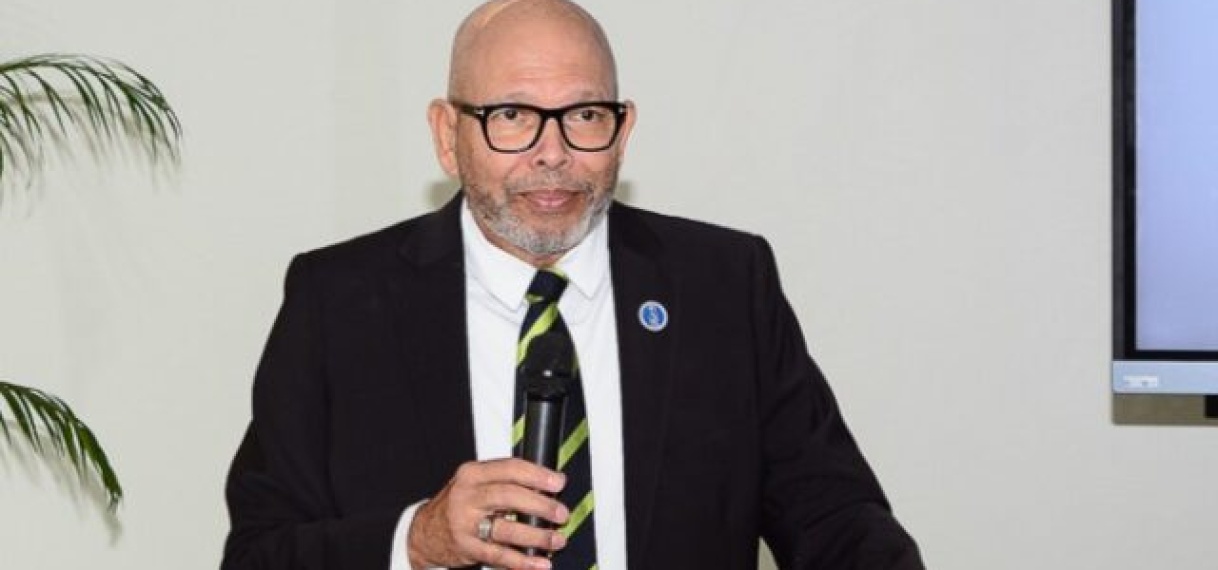 Minister Currie: “Was bij afwezigheid wel hele dag met het ministerie in contact”