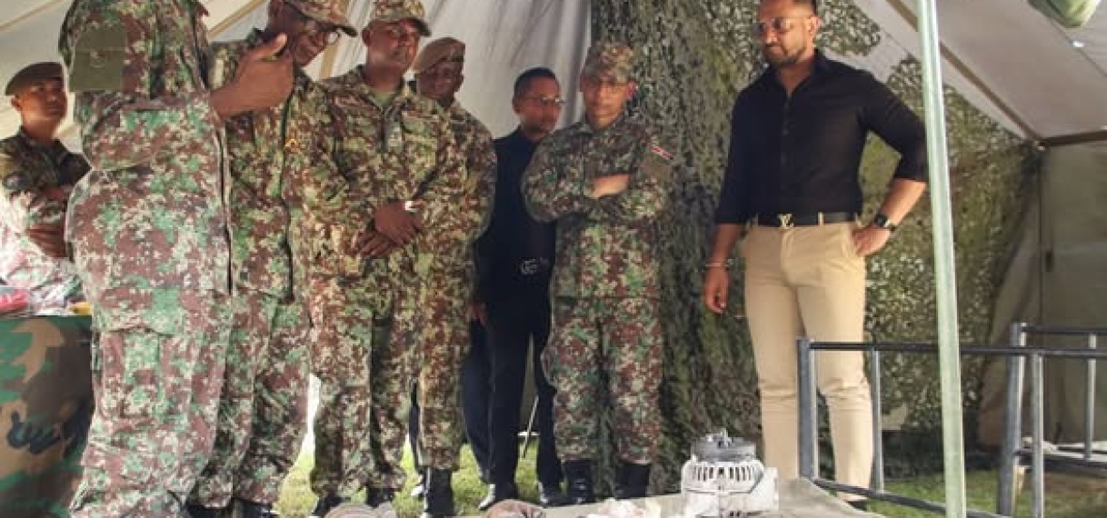 Minister Ramsaran op werkbezoek bij de Landmacht