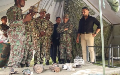 Minister Ramsaran op werkbezoek bij de Landmacht