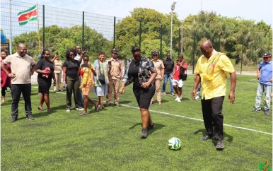 Gemeenschap Galibi ingenomen met nieuw multifunctioneel kunstgrasveld
