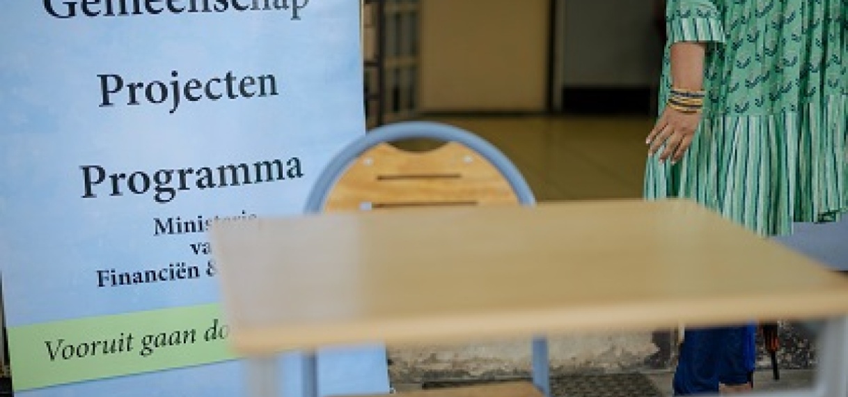 Pt. K. Piarelallschool krijgt hoog bezoek bij ontvangst meubilair