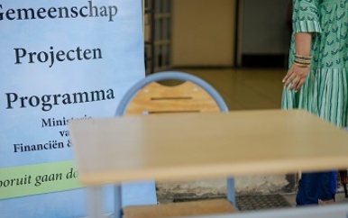 Pt. K. Piarelallschool krijgt hoog bezoek bij ontvangst meubilair