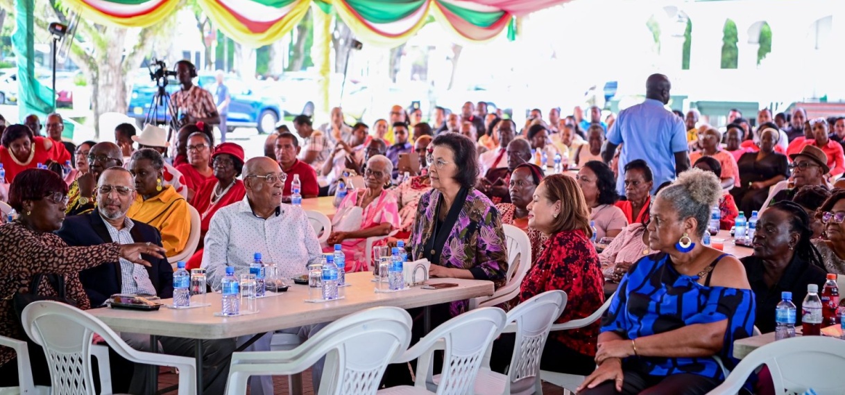 Seniore burgers vieren Kerstmis bij presidentieel paleis