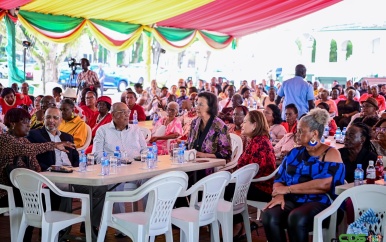 Seniore burgers vieren Kerstmis bij presidentieel paleis