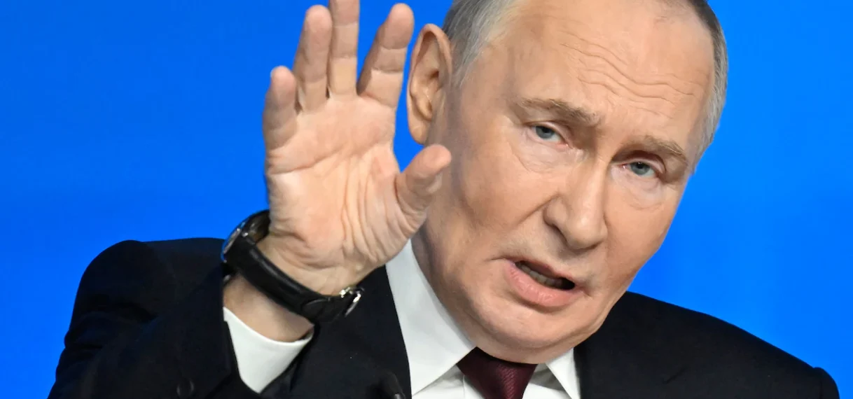 Rusland is volgens Poetin helemaal klaar voor vrede, maar Kyiv ‘weigert conflict vreedzaam te beëindigen’