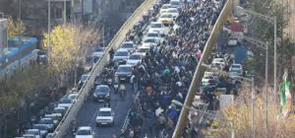 Iraanse protesten tegen inflatie breiden zich uit, regering wil in gesprek