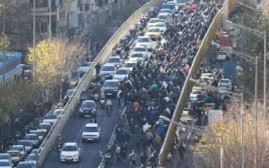 Iraanse protesten tegen inflatie breiden zich uit, regering wil in gesprek