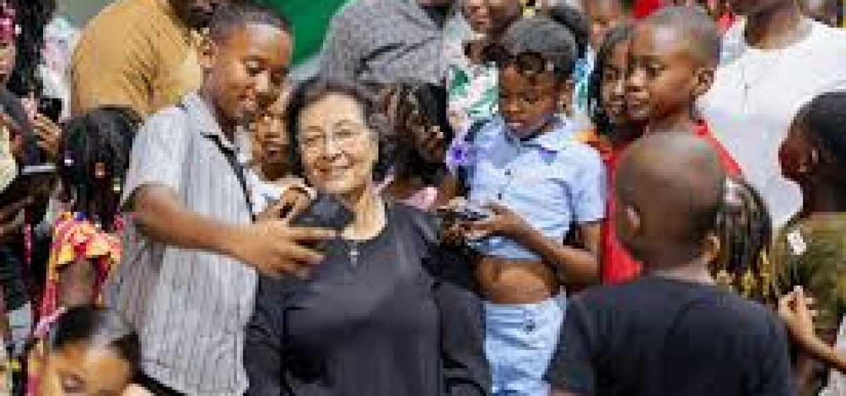 President viert kinderdag met jong Suriname op paleis