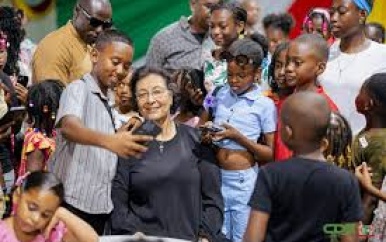 President viert kinderdag met jong Suriname op paleis