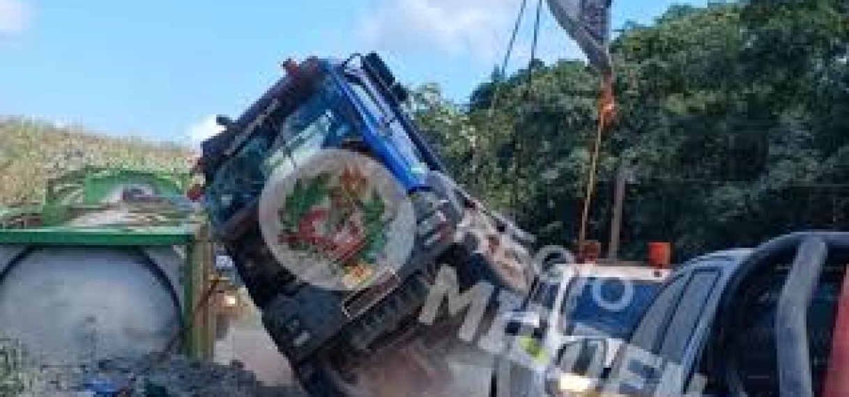 Vrachtwagen gekanteld over de weg in Nieuw Koffiekamp; bestuurder gewond