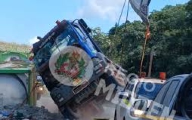 Vrachtwagen gekanteld over de weg in Nieuw Koffiekamp; bestuurder gewond