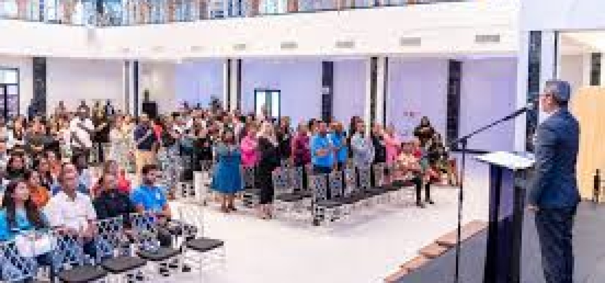 Ruim 260 ambtenaren Binnenlandse Zaken leggen ambtseed af