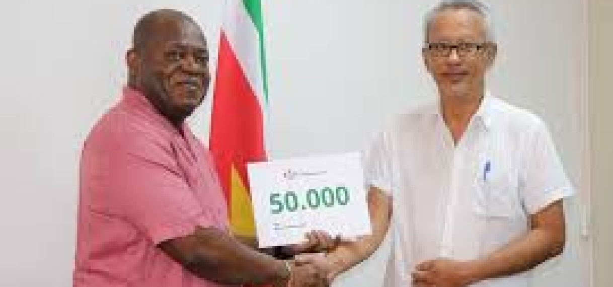 Minister Bee doneert gereserveerde gelden aan goede doelen