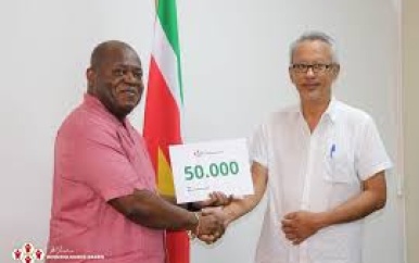 Minister Bee doneert gereserveerde gelden aan goede doelen