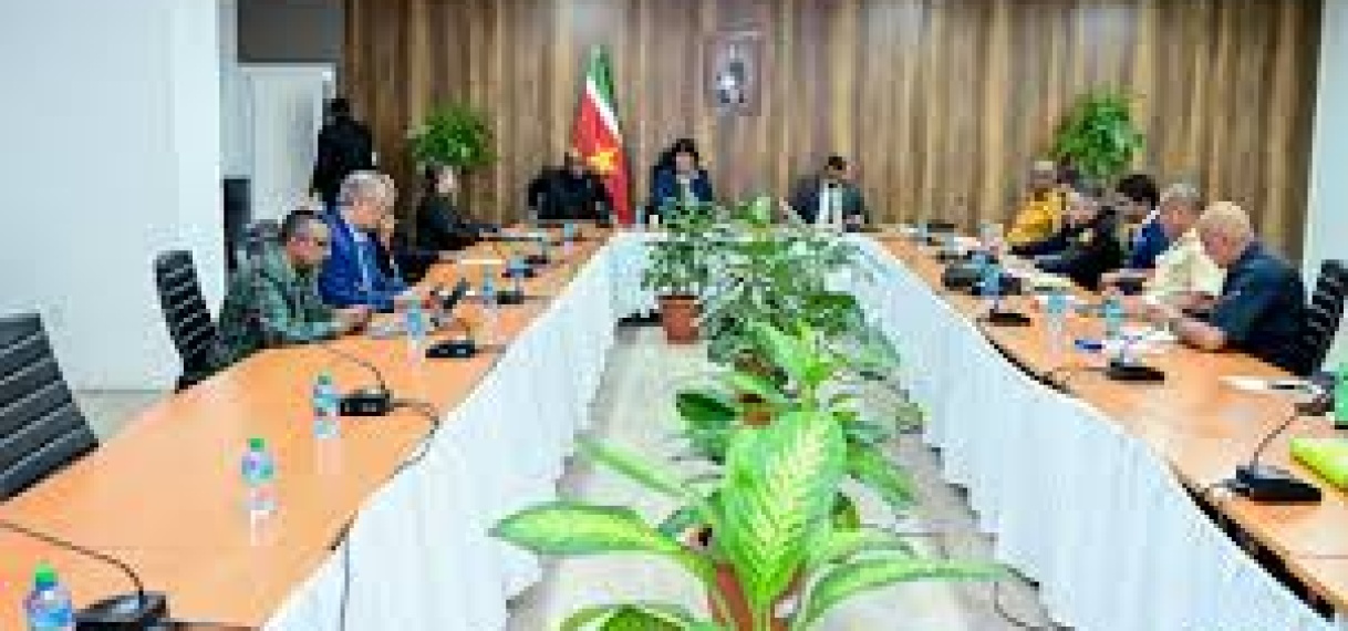 President Simons heeft positief onderhoud met veiligheidsbonden