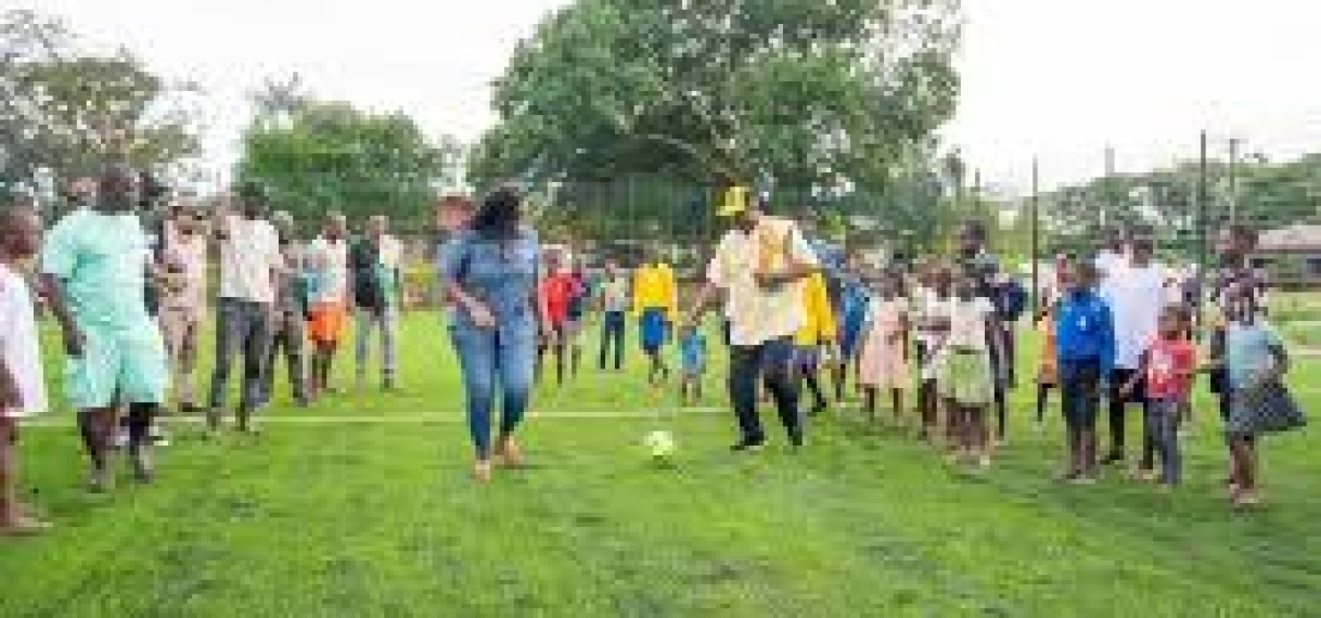 RO opent multifunctioneel kunstgrasveld in Ricanaumofo