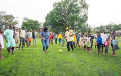 RO opent multifunctioneel kunstgrasveld in Ricanaumofo