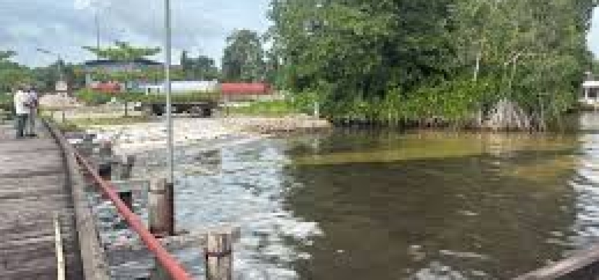 Olieverontreiniging in de Surinamerivier