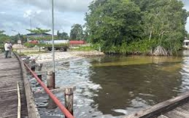 Olieverontreiniging in de Surinamerivier