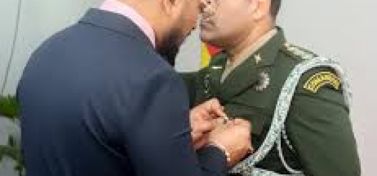 Braziliaanse militaire attaché gedecoreerd bij einde diensttijd in Suriname