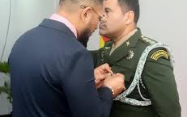 Braziliaanse militaire attaché gedecoreerd bij einde diensttijd in Suriname