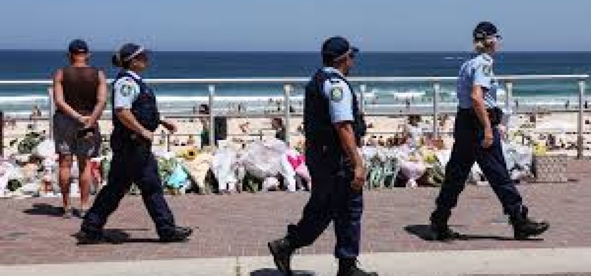 Zeven mannen aangehouden in Sydney om banden met schutters Bondi