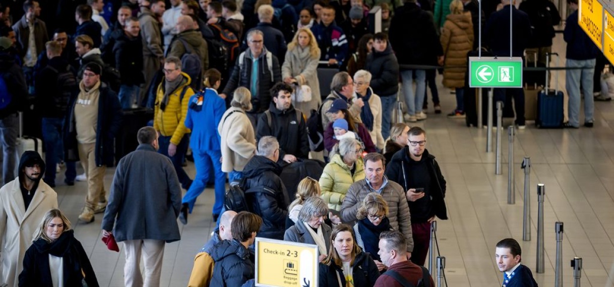 Ook morgen honderden geannuleerde vluchten op Schiphol door winterweer
