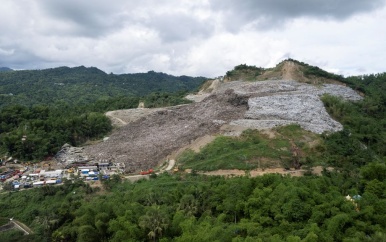 Elf doden na instorten afvalberg in Cebu City
