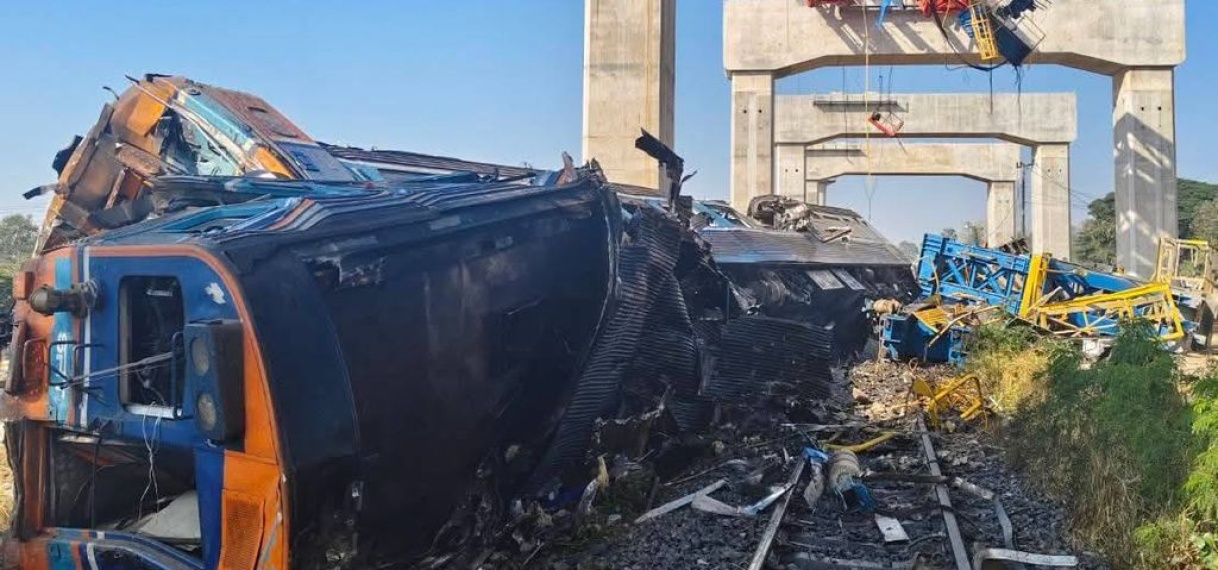Kraan stort op trein in Thailand: zeker 28 doden