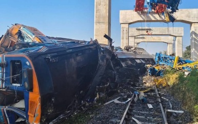 Kraan stort op trein in Thailand: zeker 28 doden