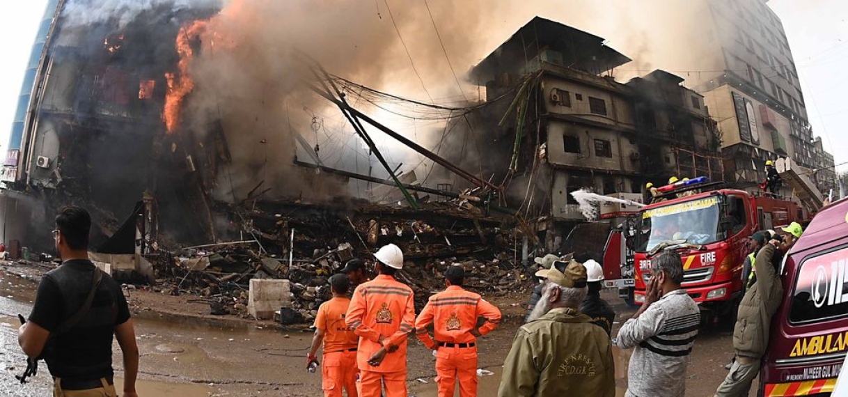 Minstens 11 slachtoffers bij brand in Pakistaans winkelcentrum, tientallen mensen vermist