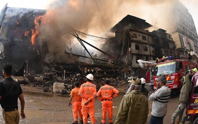 Minstens 11 slachtoffers bij brand in Pakistaans winkelcentrum, tientallen mensen vermist