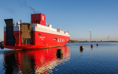Vrachtschip met auto’s na brand stuurloos op Noordzee