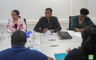 Overleg tussen ministerie van Financiën en MI-GLIS over urgente kwesties