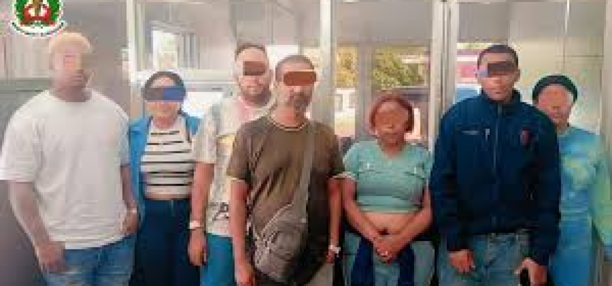 Politie Regio West houdt zes illegale Dominicanen aan; taxichauffeur ingesloten