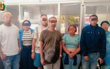 Politie Regio West houdt zes illegale Dominicanen aan; taxichauffeur ingesloten