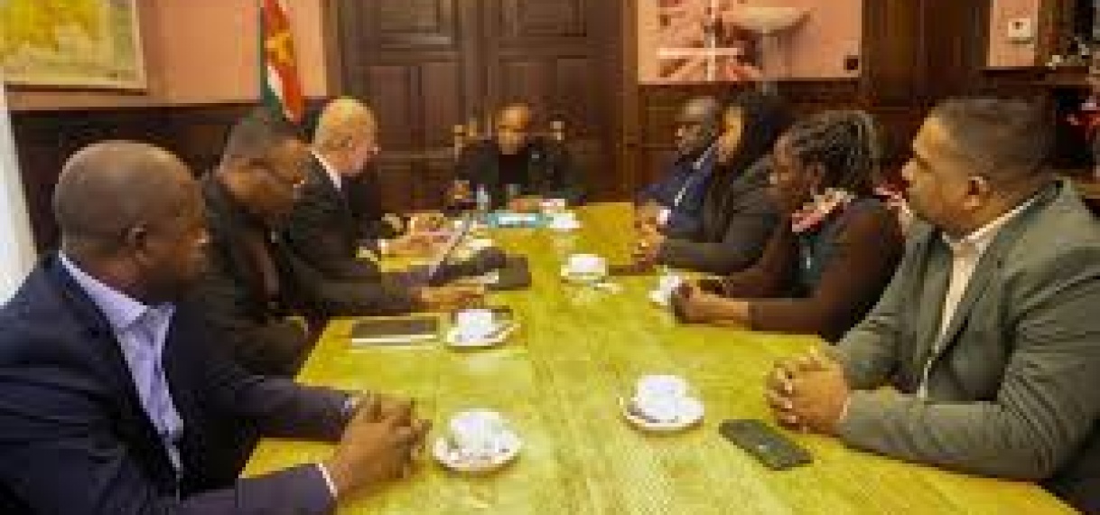 Minister Landveld en presidentiële adviseurs brengen werkbezoek aan Surinaamse ambassade in Nederland