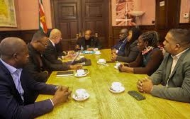 Minister Landveld en presidentiële adviseurs brengen werkbezoek aan Surinaamse ambassade in Nederland
