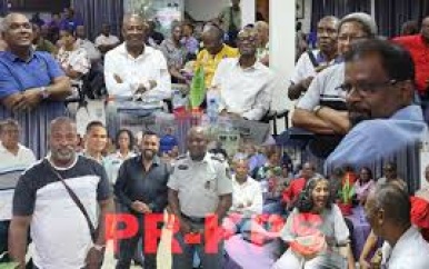 Gepensioneerde politieambtenaren en korpsleiding slaan brug tussen verleden en heden