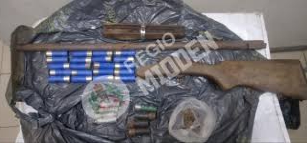 Stiefzoon levert gedemonteerd jachtgeweer in bij politie; 47-jarige man aangehouden