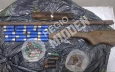 Stiefzoon levert gedemonteerd jachtgeweer in bij politie; 47-jarige man aangehouden