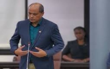 NPS-parlementariër Pawiroredjo vraagt leraren om geduld: ‘ontslag Currie niet zo eenvoudig’